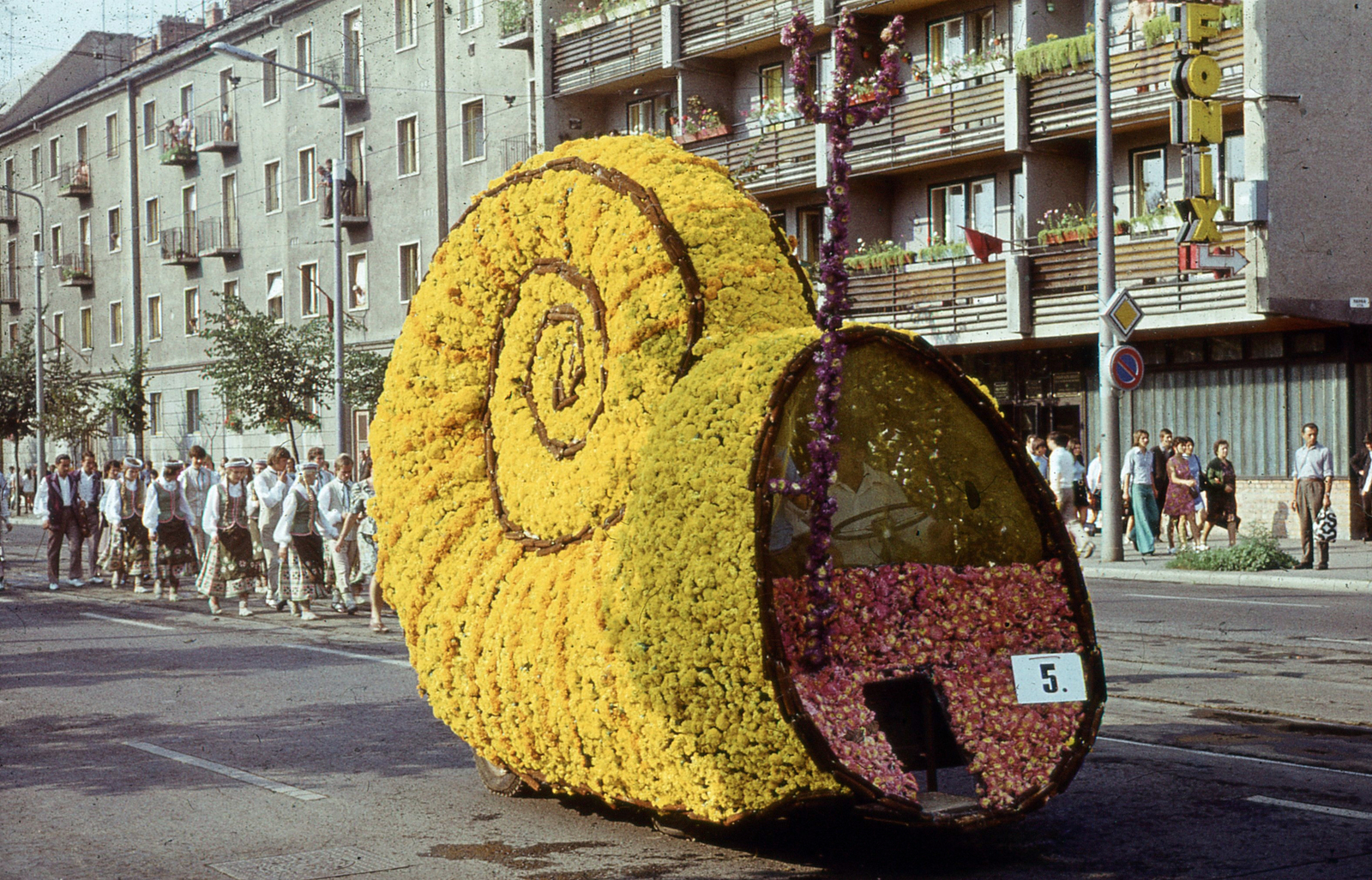 Hungary, Debrecen, Petőfi tér, háttérben a Barna utca sarkán álló ház látható. Virágkarnevál., 1973, Hajdu Richárd, flower parade, colorful, ad truck, Fortepan #268611