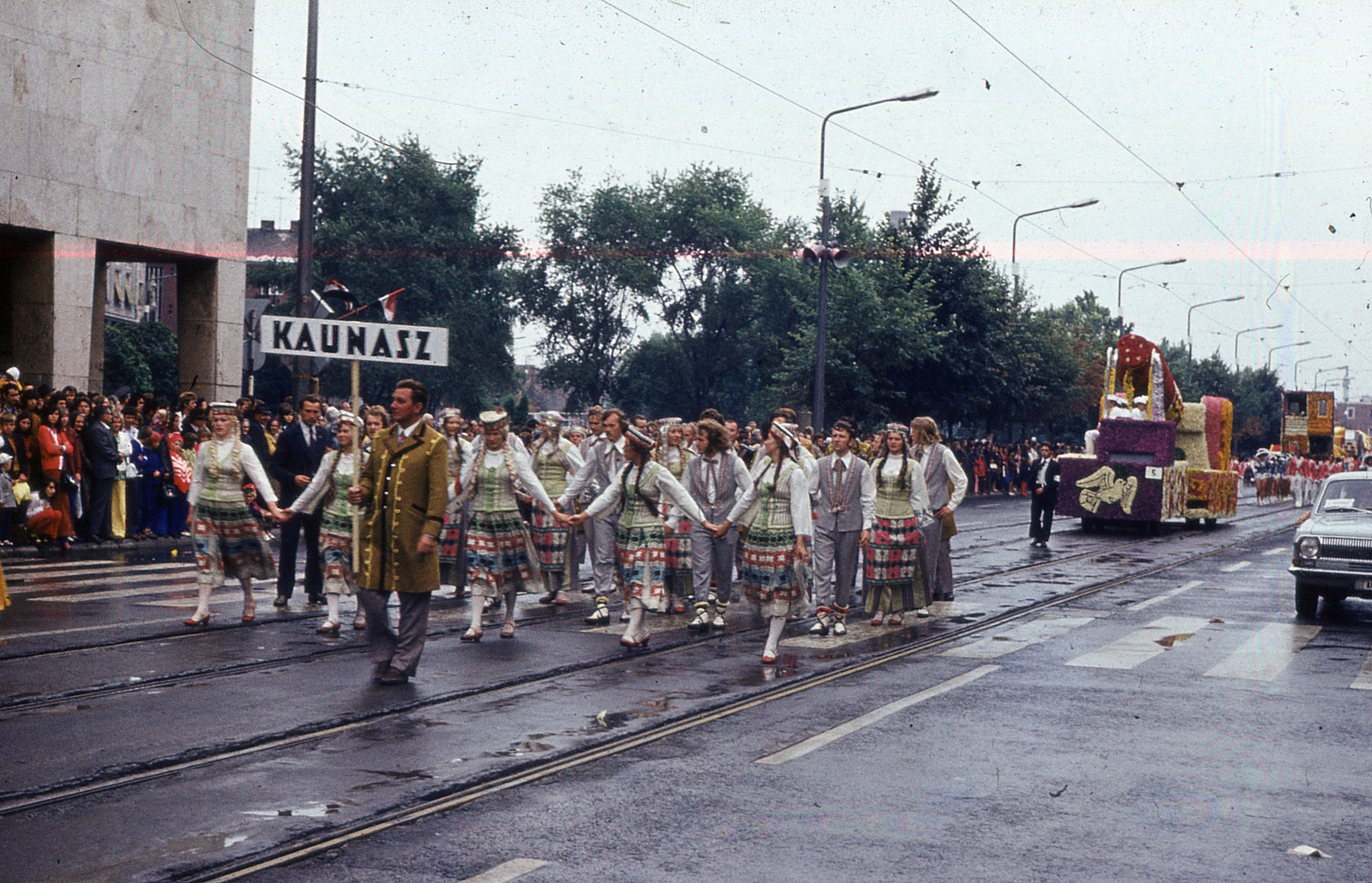 Hungary, Debrecen, Piac utca (Vörös Hadsereg útja) a Petőfi tér felé, Virágkarnevál., 1978, Hajdu Richárd, flower parade, folk costume, ad truck, Fortepan #268622