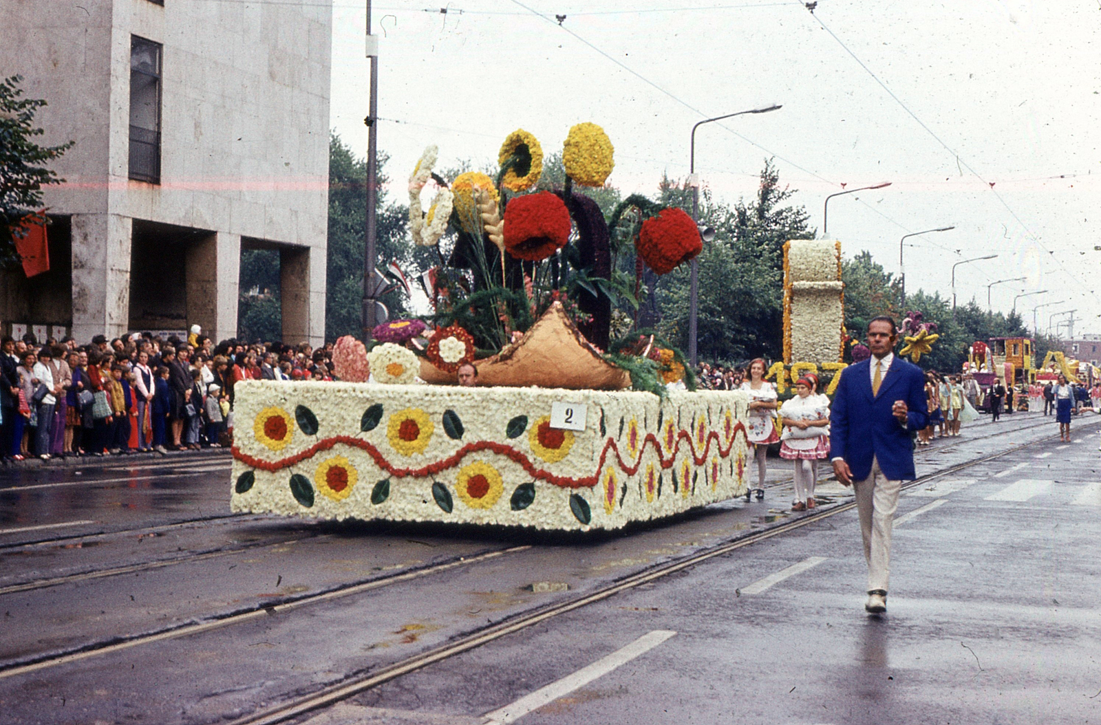 Magyarország, Debrecen, Piac utca (Vörös Hadsereg útja) a Petőfi tér felé, Virágkarnevál., 1978, Hajdu Richárd, virágkarnevál, pódiumautó, Fortepan #268623