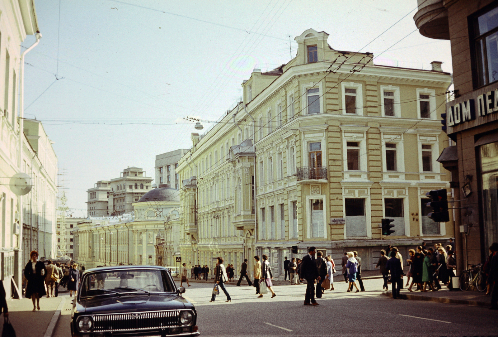 Russia, Moscow, Bolsaja Dmitrovka (Puskinszkaja) utca az ulica Ohotnij Rjad (proszpekt Marksza) irányába, jobbra a Kamergerskij pereulok torkolata., 1982, Irházi Sándor, Fortepan #268634