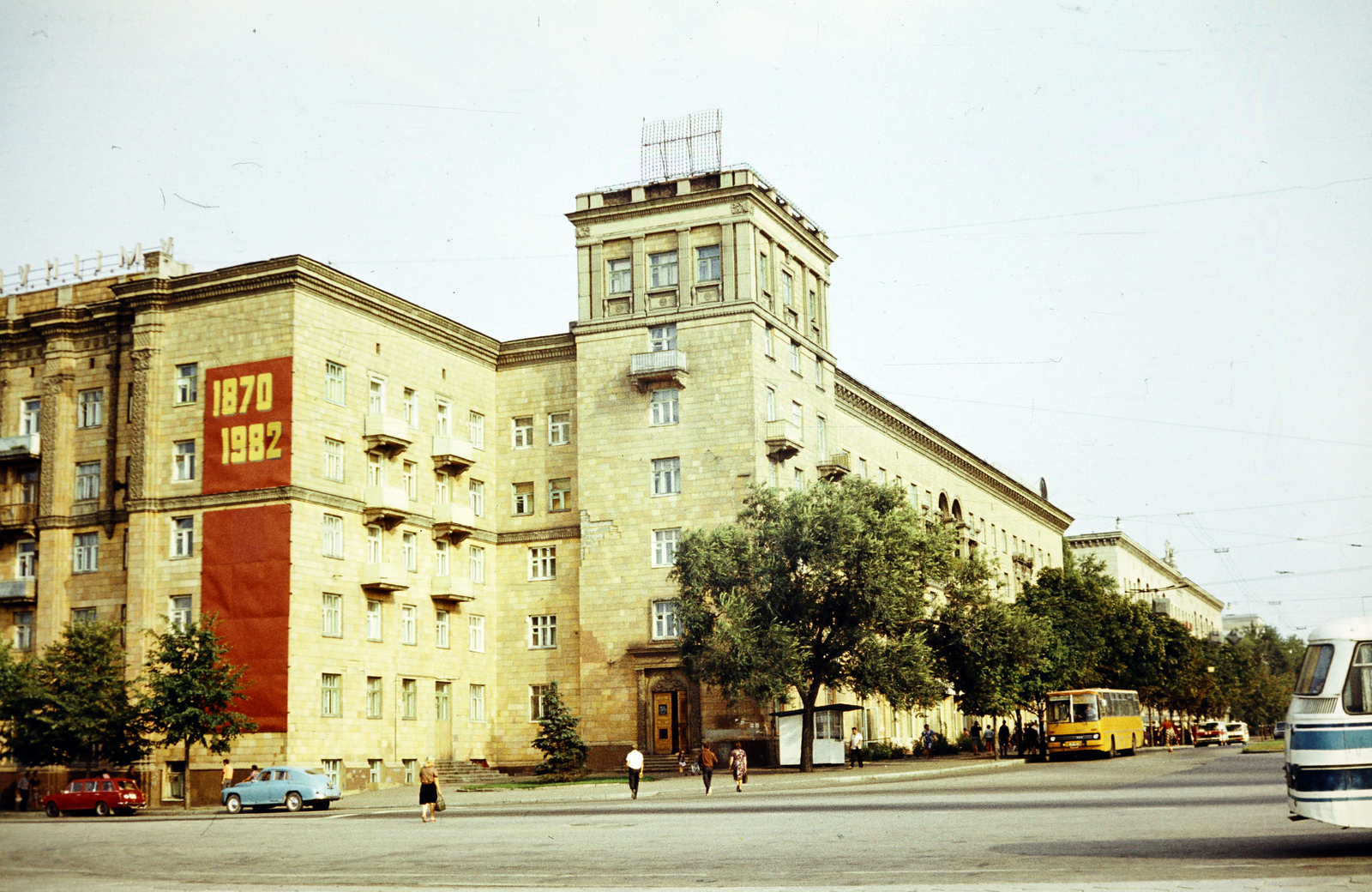 Ukraine, Zaporizhzhia, Zaporizska (Lenina) tér, szemben a Szobornyij (Lenina) sugárút., 1982, Irházi Sándor, Fortepan #268638