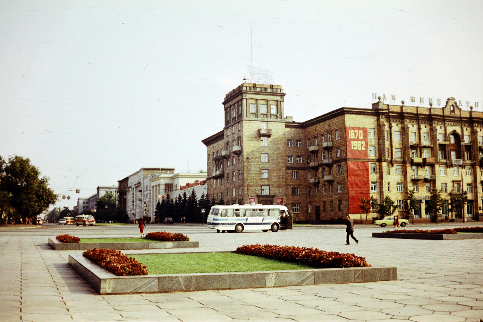 Ukraine, Zaporizhzhia, Zaporizska (Lenina) tér, szemben a Szobornyij (Lenina) sugárút., 1982, Irházi Sándor, Fortepan #268639
