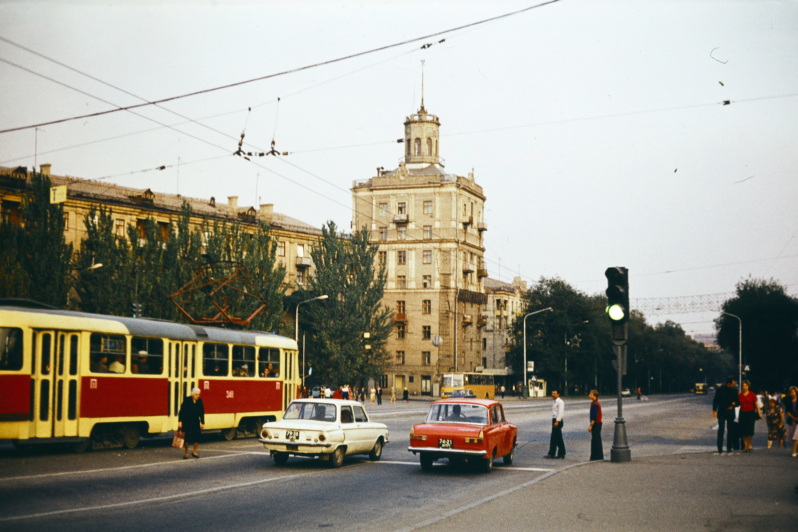 Ukrajna, Zaporizzsja, a Szobornyij (Lenina) sugárút az Olekszandra Poljaka térnél., 1982, Irházi Sándor, Fortepan #268643