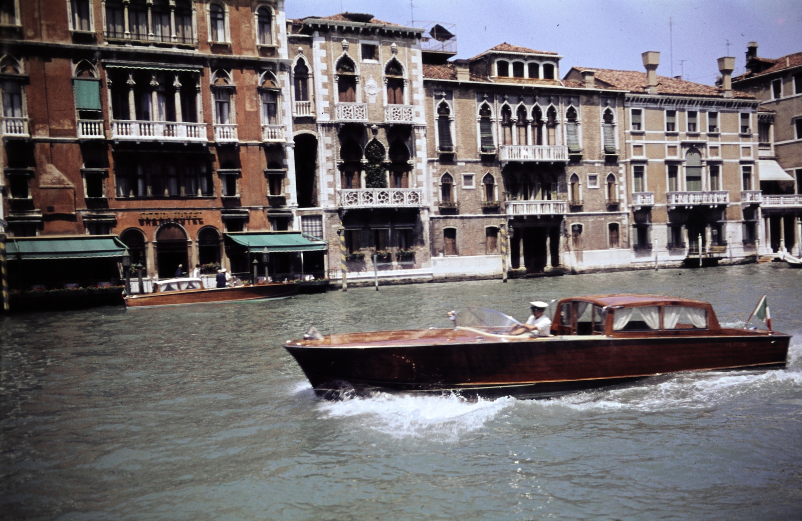 Olaszország, Velence, Canal Grande, szemben balról a Palazzo Ferro Fini, a Palazzo Contarini Fasan, a Palazzo Venier Contarini és a Palazzo Giustinian Michiel Alvise., 1967, Iván Zoltán dr., gondola, színes, Fortepan #268660