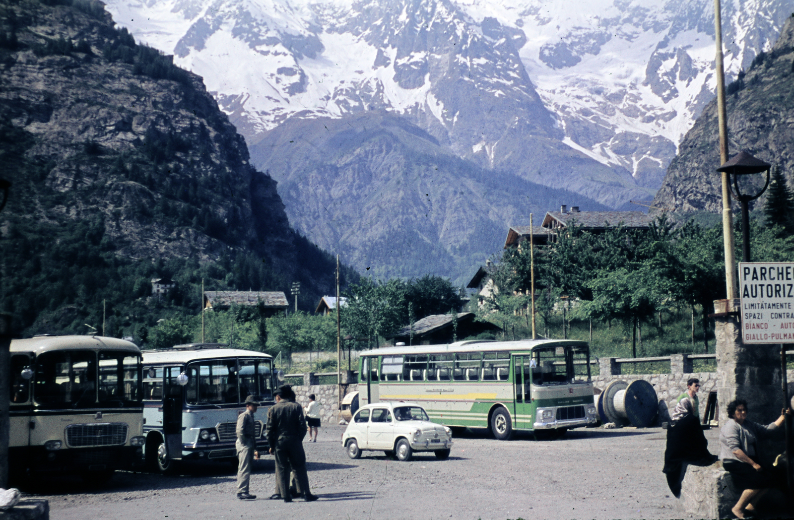 Italy, Courmayeur, a Mont Blanc csoport délkeleti lejtője., 1967, Iván Zoltán dr., colorful, bus, Fortepan #268664
