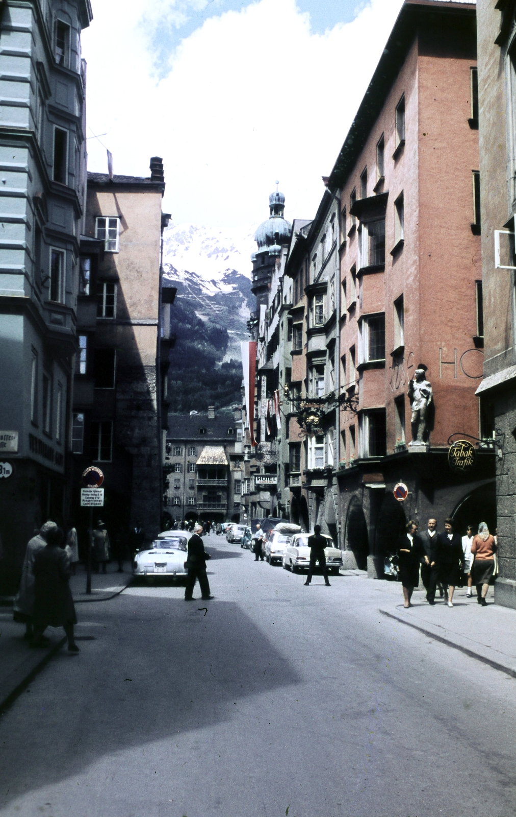 Ausztria, Innsbruck, Herzog-Friedrich-Straße, jobbra a Stadtturm kupolája látszik., 1963, Iván Zoltán dr., Fortepan #268668