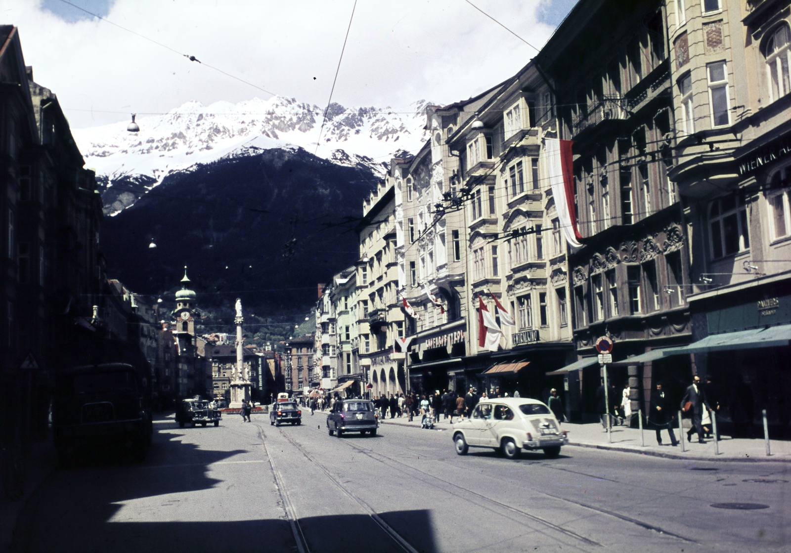 Austria, Innsbruck, Maria-Theresien-Strasse szemben a Szent Anna oszlop (Annasaule), balra a Spitalskirche tornya látható.., 1963, Dr. Iván Zoltán, Fortepan #268671