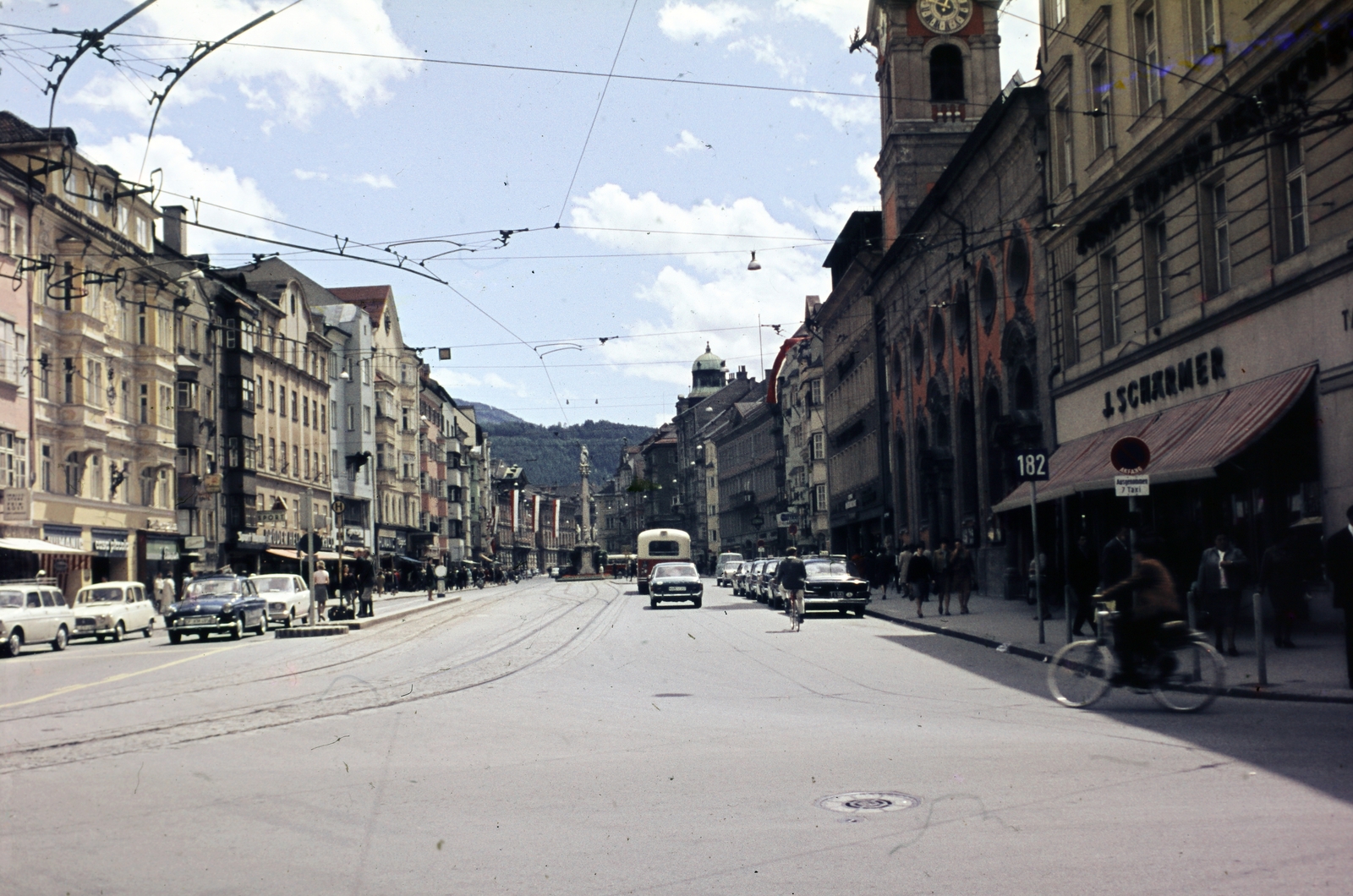 Austria, Innsbruck, Marktgraben, szemben Maria-Theresien-Strassen a Szent Anna oszlop (Annasaule), jobbra a második épület a Spitalskirche., 1963, Iván Zoltán dr., Fortepan #268672