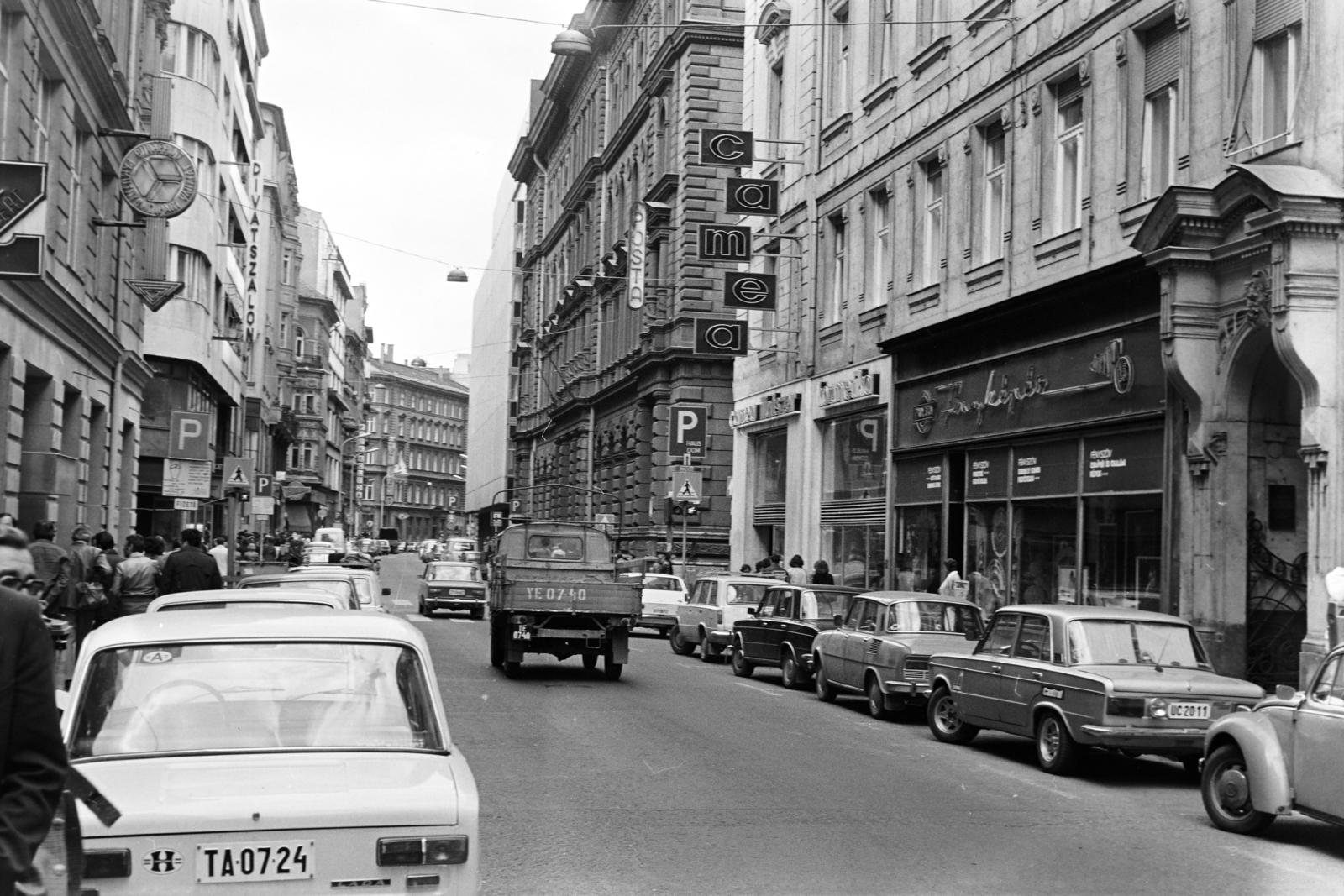 Hungary, Budapest V., Petőfi Sándor utca a Párizsi (Párisi) utca kereszteződésénél., 1982, Kanyó Béla, Budapest, street view, Fortepan #268675