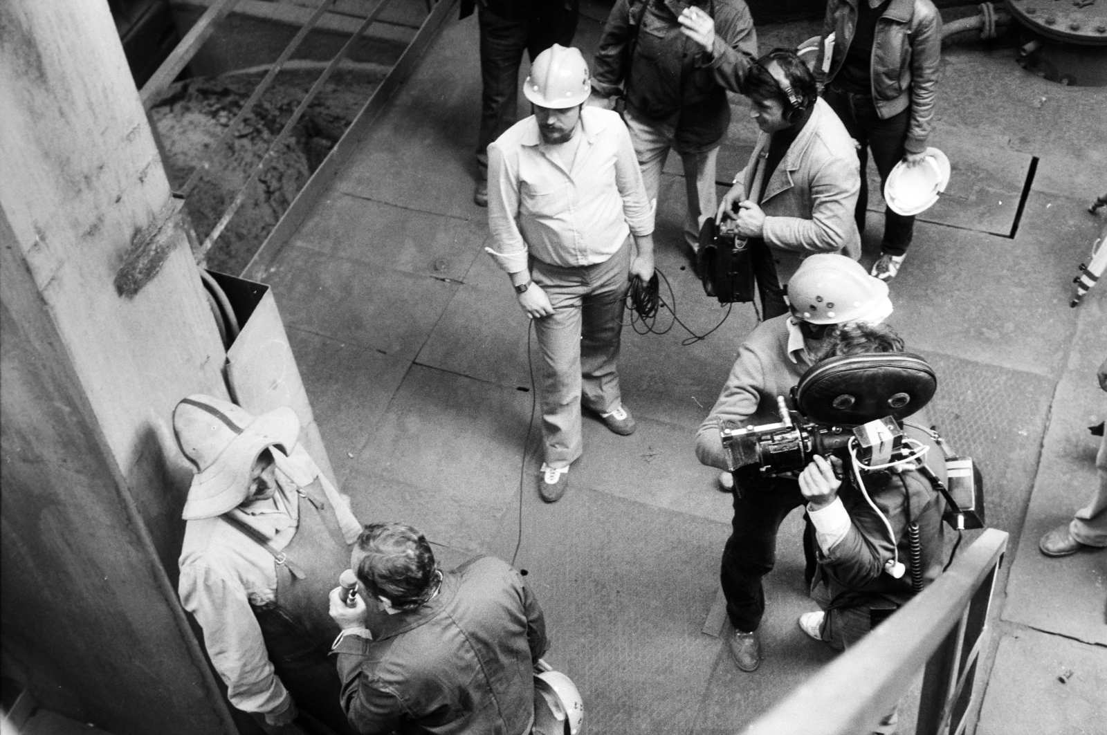 Magyarország, Ózd, Ózdi Kohászati Üzemek. Regős István riportot készít az MTV Reflektor Magazinjának, 1983, Kanyó Béla, madártávlat, filmkamera, interjú, riporter, kohászat, felülnézet, Fortepan #268702