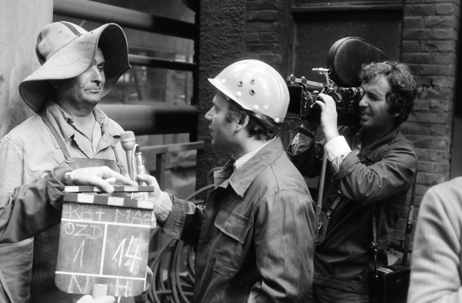 Magyarország, Ózd, Ózdi Kohászati Üzemek. Regős István riportot készít az MTV Reflektor Magazinjának, 1983, Kanyó Béla, filmkamera, interjú, riporter, csapó, kohászat, Fortepan #268703
