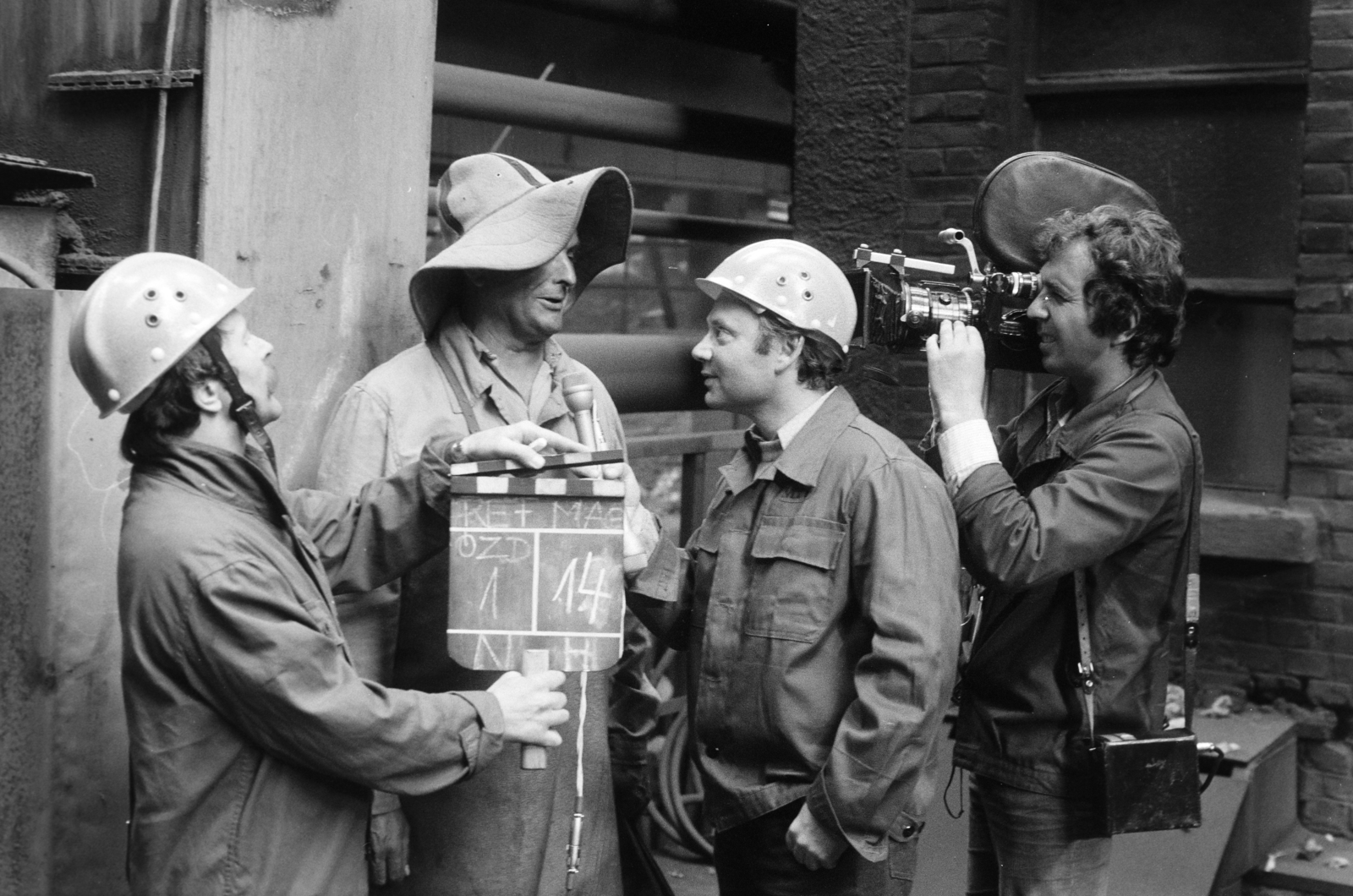 Hungary, Ózd, Ózdi Kohászati Üzemek. Regős István riportot készít az MTV Reflektor Magazinjának, 1983, Kanyó Béla, movie camera, reporter, clapperboard, metallurgy, Best of, Fortepan #268704