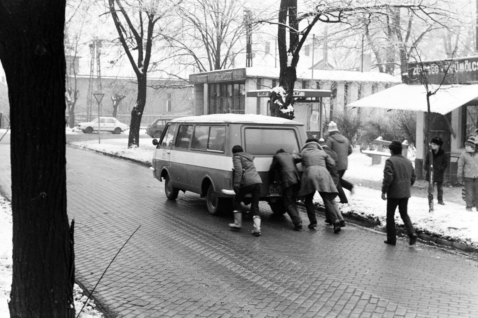 Hungary, Budapest XV., Károlyi Sándor (Ifjú gárda) út a Géza fejedelem (Alkotmány) térnél, szemben a Pozsony utca. A felvétel a Bűn című négyrészes televíziós dokumentumfilm-sorozat forgatásakor készült., 1982, Kanyó Béla, minivan, Budapest, push starting, Fortepan #268713