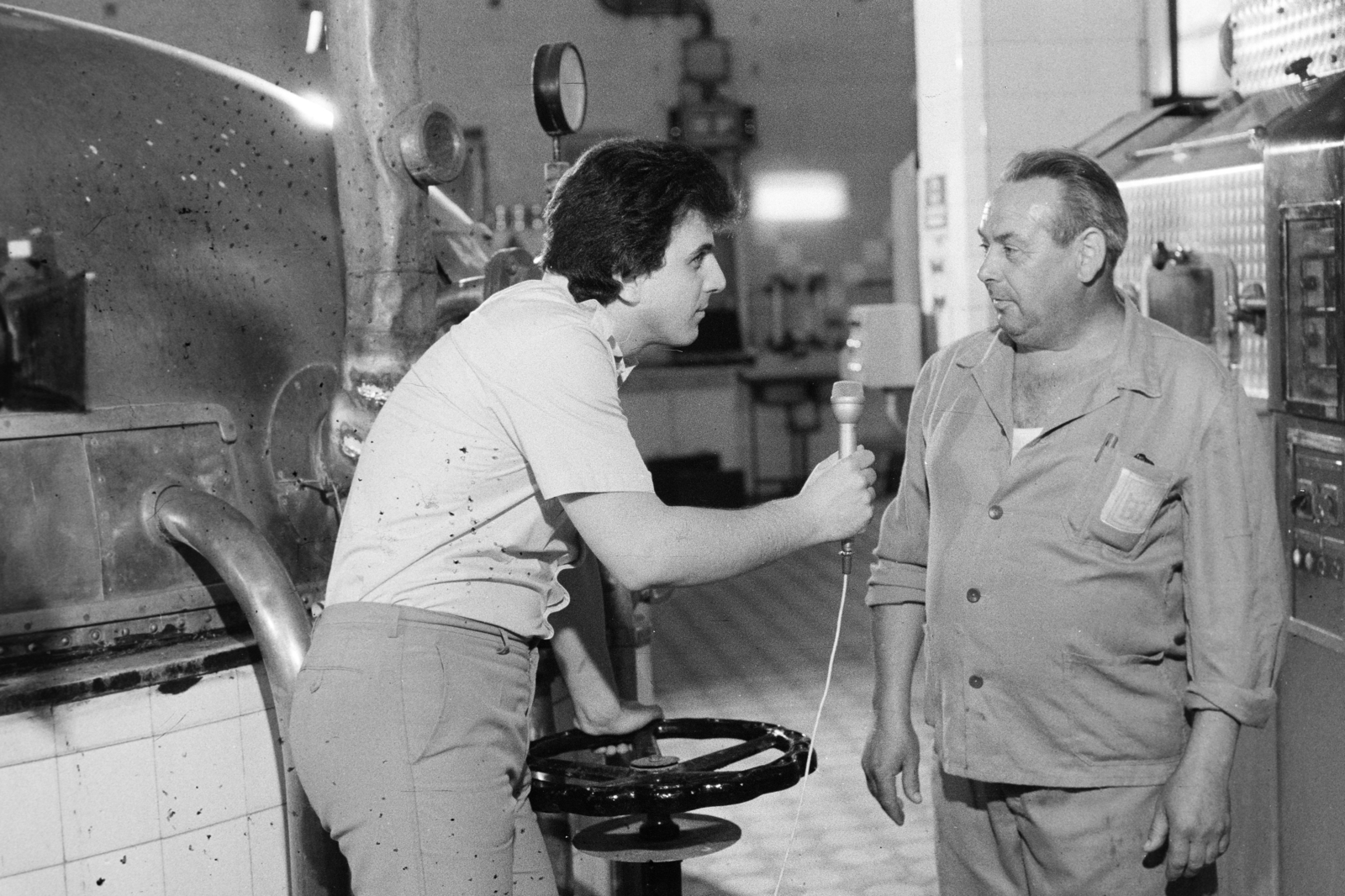 Magyarország, Sütő Péter újságíró, műsorvezető, rendező, szerkesztő riportot készít egy sörgyári munkással., 1982, Kanyó Béla, mikrofon, Fortepan #268718