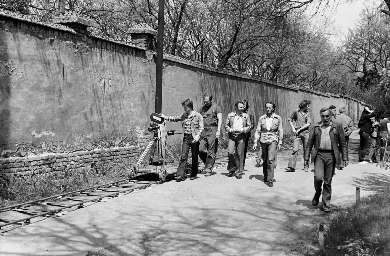 Magyarország, Budapest XV., Károlyi Sándor (Ifjúgárda) út, a Rákospalotai Lánynevelő Intézet udvara. A felvétel a Bűn című négyrészes televíziós dokumentumfilm-sorozat forgatásakor készült., 1983, Kanyó Béla, filmforgatás, téglafal, fahrt-sín, statiszta, fahrtkocsi, Budapest, Fortepan #268739
