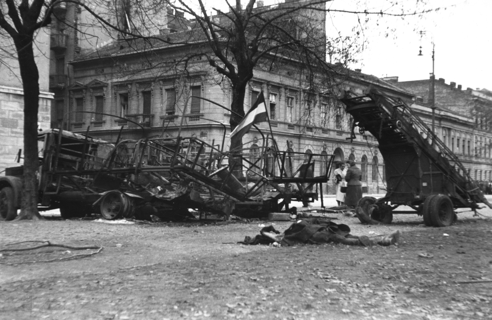 Hungary, Budapest VIII., II. János Pál pápa (Köztársaság) tér - Kenyérmező utca sarok., 1956, Juricza Tibor, flag, revolution, commercial vehicle, wreck, Budapest, Fortepan #26874