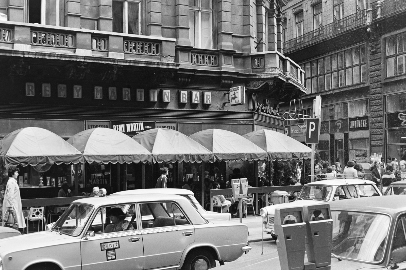 Magyarország, Budapest V., Váci utca - Kígyó utca sarok, a felvétel a Bűn című négyrészes televíziós dokumentumfilm-sorozat forgatásakor készült., 1982, Kanyó Béla, parkolóóra, taxi, Budapest, Fortepan #268740