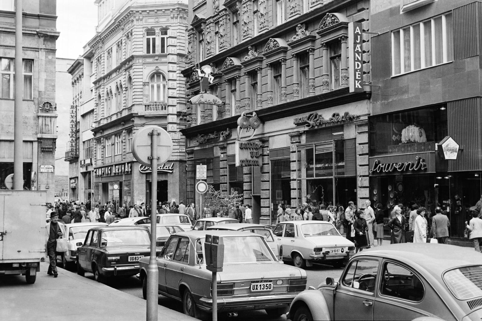 Magyarország, Budapest V., Váci utca a Piarista (Pesti Barnabás) utca közelében, szemben jobbra a Párizsi utca. A felvétel a Bűn című négyrészes televíziós dokumentumfilm-sorozat forgatásakor készült., 1982, Kanyó Béla, parkolóóra, neon felirat, rendszám, Budapest, VAZ 2101, Fiat 130, Dacia 1300, Fortepan #268741