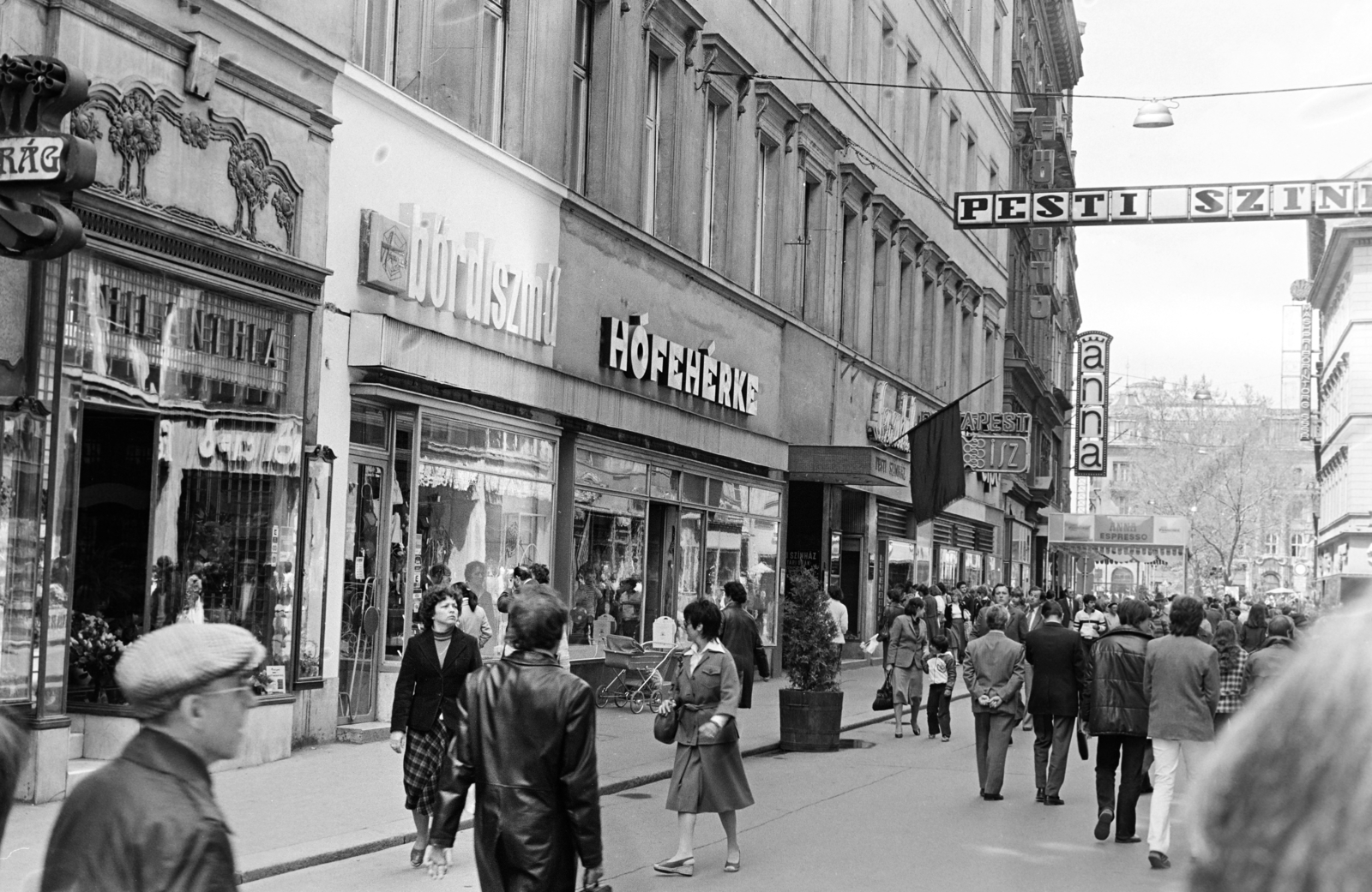 Hungary, Budapest V., Váci utca, a Pesti Színház közelében, távolabb a Vörösmaty tér. A felvétel a Bűn című négyrészes televíziós dokumentumfilm-sorozat forgatásakor készült., 1982, Kanyó Béla, Budapest, theater, street view, Fortepan #268744