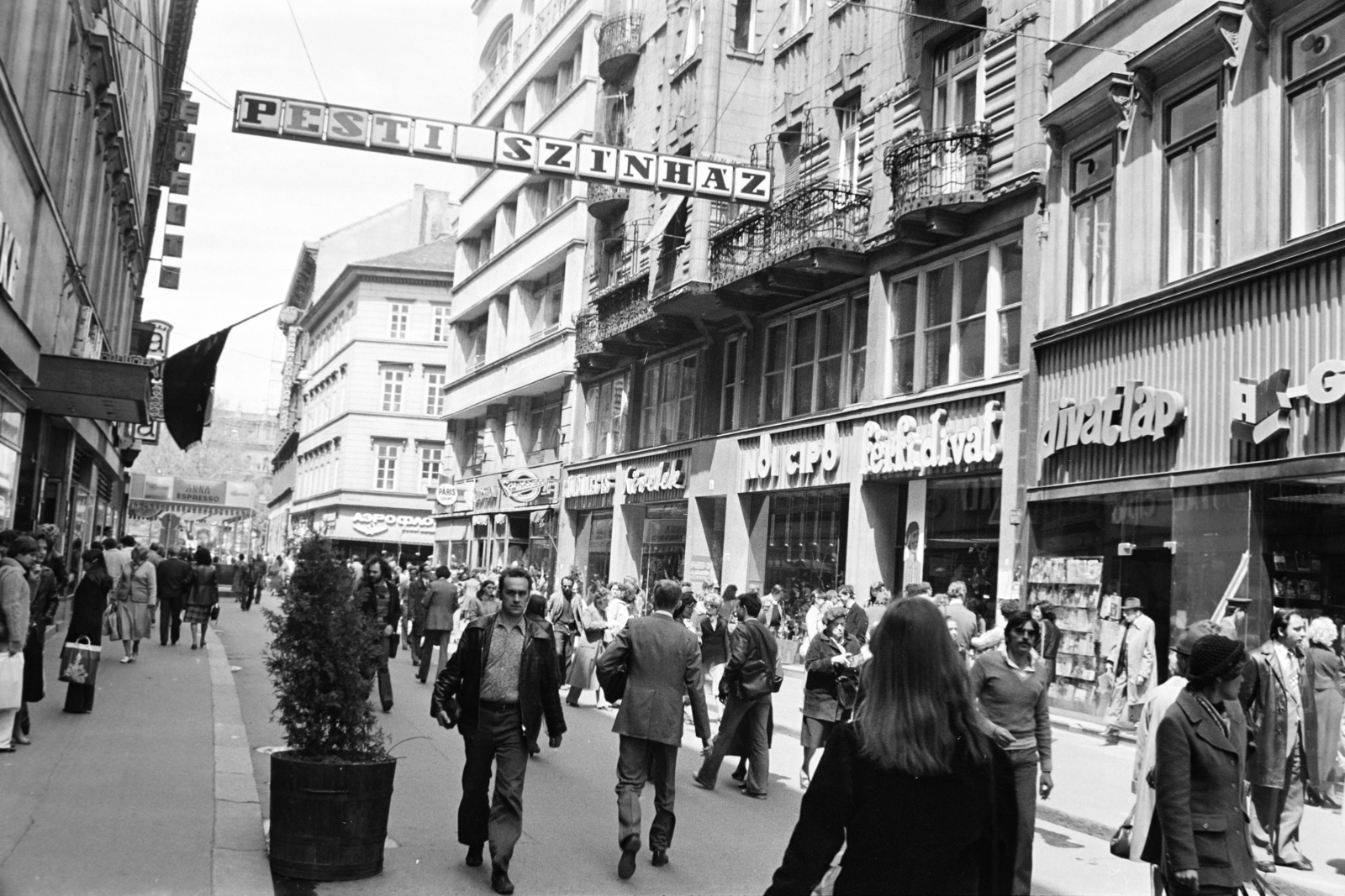 Hungary, Budapest V., Váci utca, a Pesti Színház előtt. A felvétel a Bűn című négyrészes televíziós dokumentumfilm-sorozat forgatásakor készült., 1982, Kanyó Béla, Budapest, neon sign, pedestrian, Fortepan #268748
