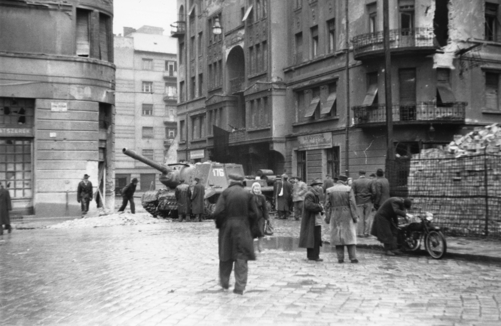 Hungary, Budapest VIII., Fecske (Lévai Oszkár) utca és Déri Miksa utca kereszteződése a Tolnai Lajos utca felé nézve., 1956, Juricza Tibor, war damage, Soviet brand, revolution, military, assault gun, ISU-152 assault gun, Budapest, Fortepan #26875