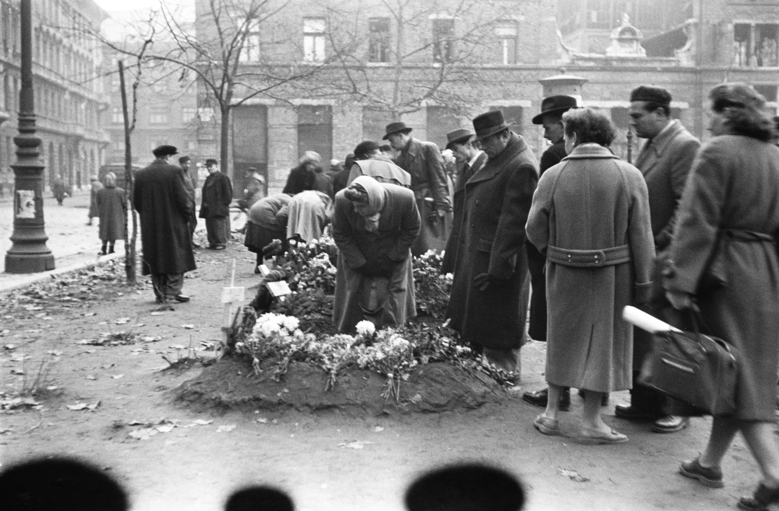 Hungary, Budapest VIII., Rákóczi tér, szemben a vásárcsarnok. Előtérben az 1956-os forradalom alatt elesettek ideiglenes sírjai., 1956, Juricza Tibor, revolution, flower, grave, Budapest, Fortepan #26879
