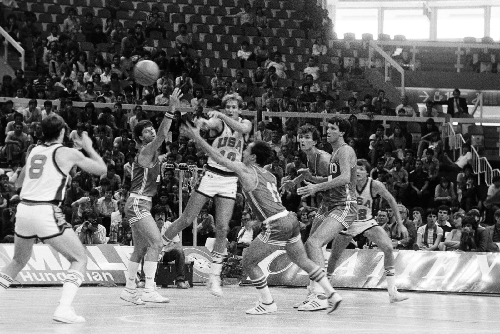 Hungary, Budapest XIV., Budapest Sportcsarnok, a felvétel az Európa - Amerika kosárlabda-mérkőzésen készült., 1982, Kanyó Béla, Budapest, Fortepan #268791