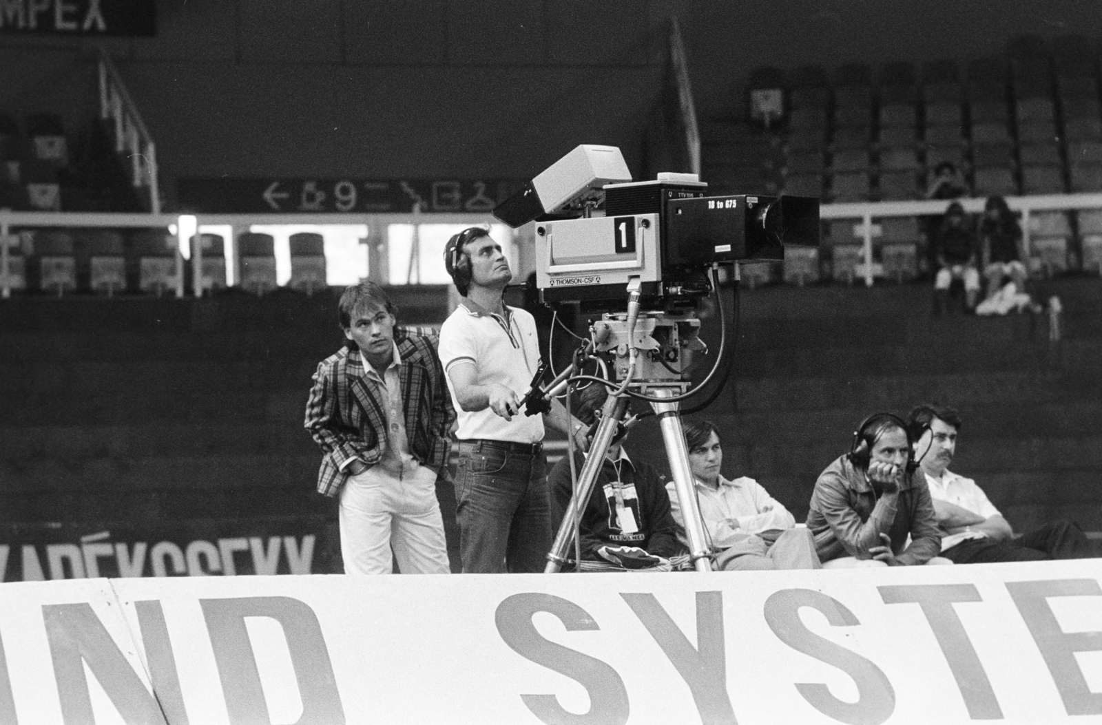 Hungary, Budapest XIV., Budapest Sportcsarnok, a felvétel az Európa - Amerika kosárlabda-mérkőzésen készült. Az operatőr Hunyadi László., 1982, Kanyó Béla, Budapest, broadcasting, television camera, Thomson-CSF-brand, Fortepan #268792