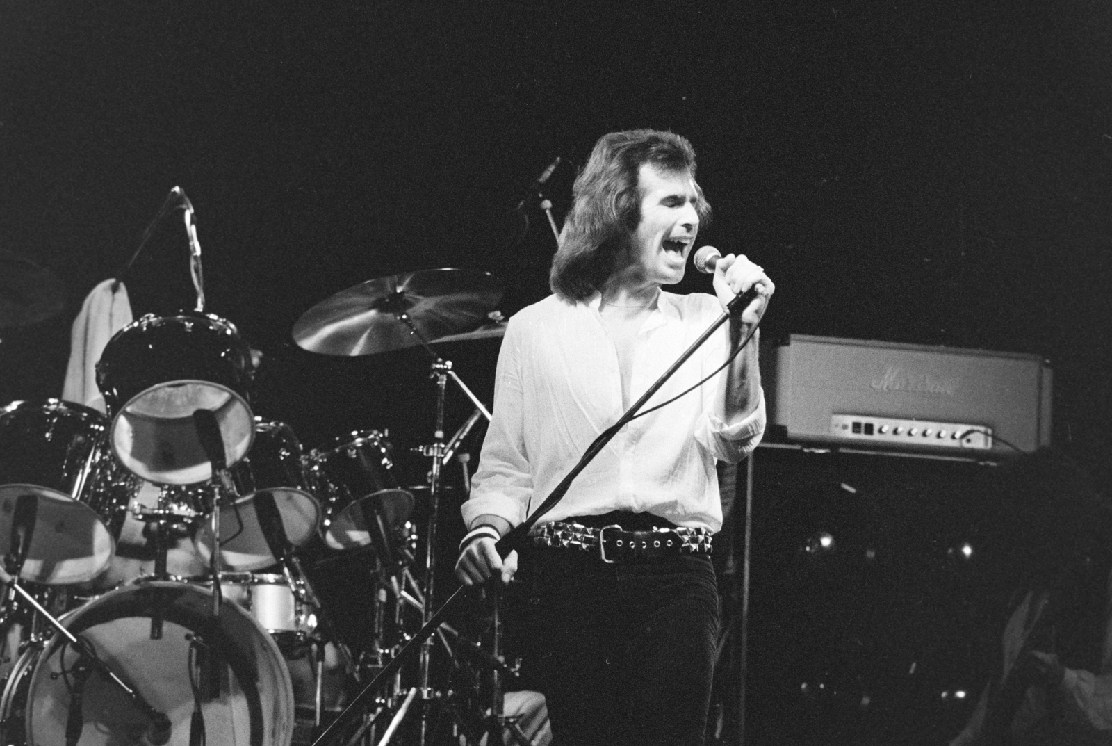 Hungary, Budapest XIV., Istvánmezei út, Kisstadion, a Uriah Heep együttes koncertje. Peter Goalby énekes., 1982, Kanyó Béla, Budapest, belt, hairdo, microphone stand, drum, cymbal, Best of, Fortepan #268801