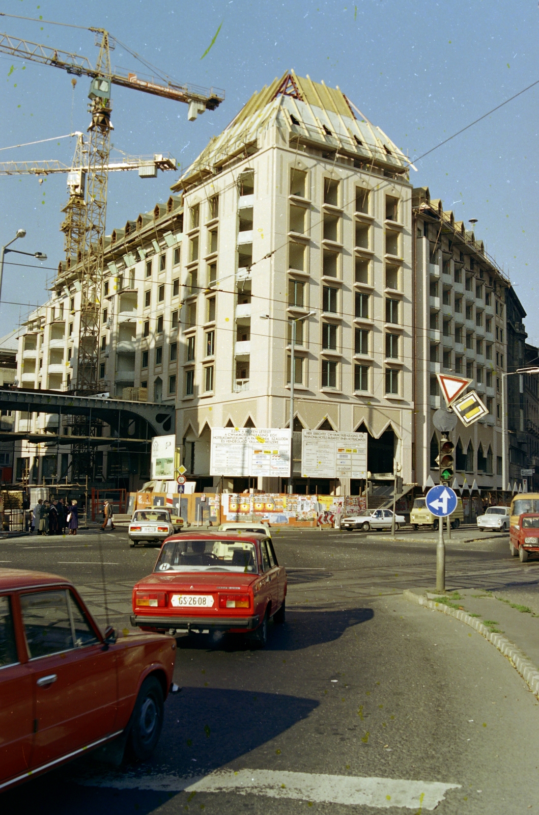 Hungary, Budapest V., Kálvin tér az Üllői út torkolatától a Kecskeméti utca felé nézve. A Korona Hotel építkezése., 1989, Kanyó Béla, number plate, Budapest, Fortepan #268813