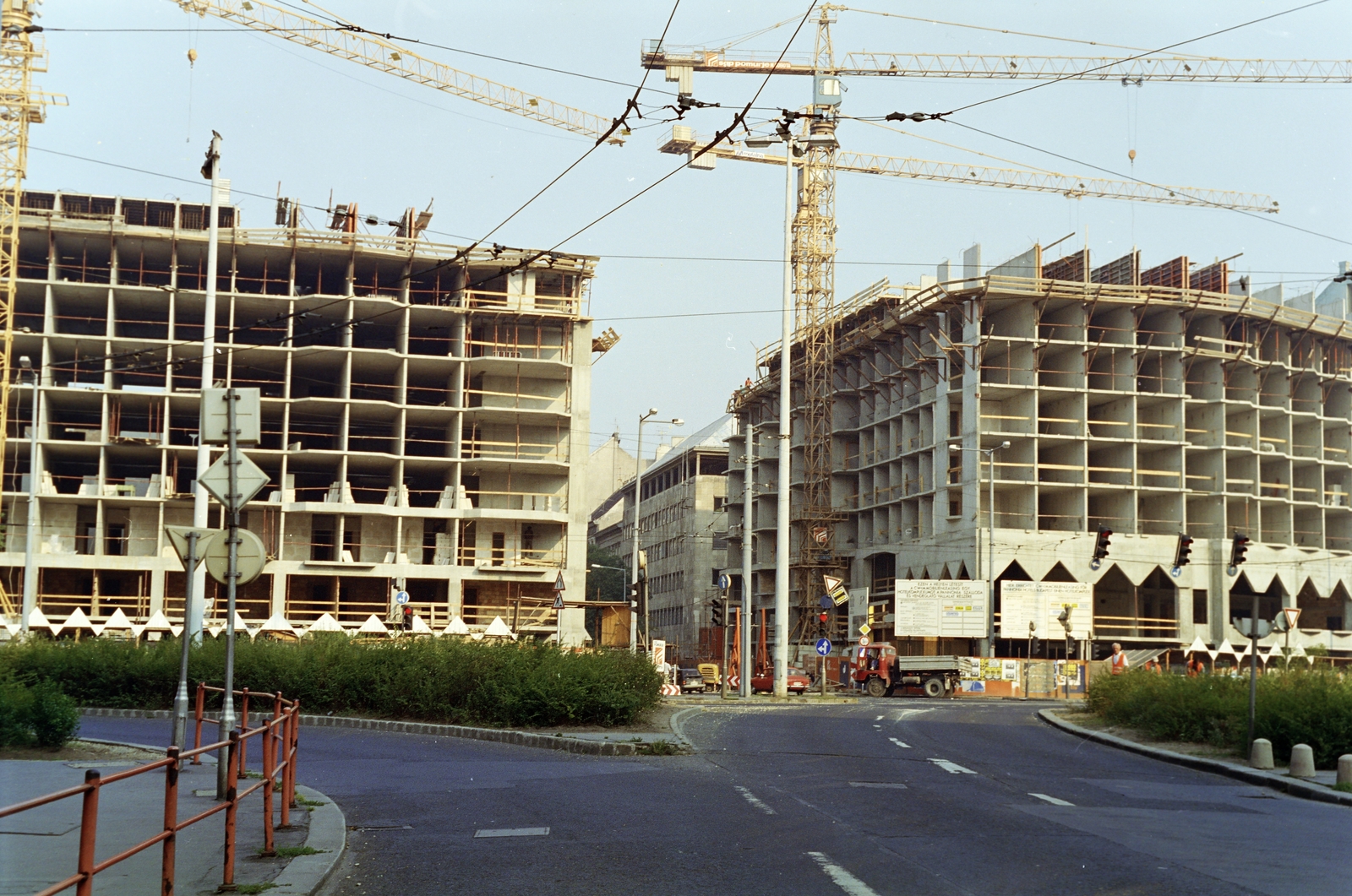 Hungary, Budapest V., Kálvin tér az Üllői út torkolatától a Kecskeméti utca felé nézve. A Korona Hotel építkezése., 1989, Kanyó Béla, Budapest, Fortepan #268858