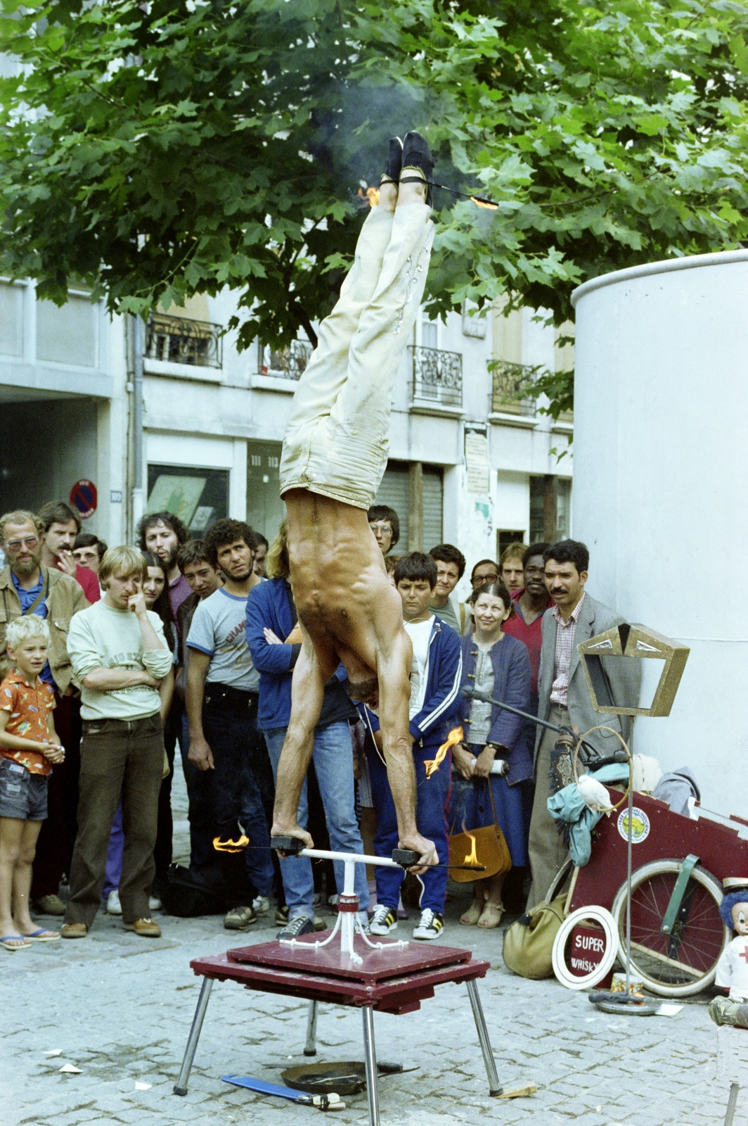 Franciaország, Párizs, Place Georges-Pompidou., 1983, Kanyó Béla, színes, mutatvány, kézenállás, Best of, Fortepan #268865