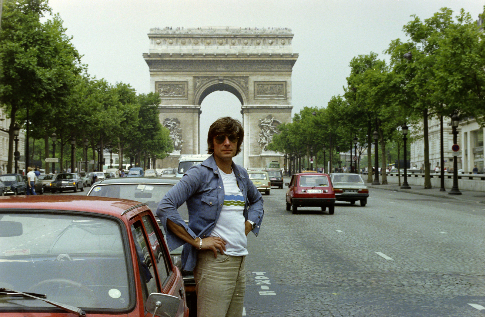 Franciaország, Párizs, Avenue des Champs-Élysées, háttérben a Diadalív., 1983, Kanyó Béla, Fortepan #268867