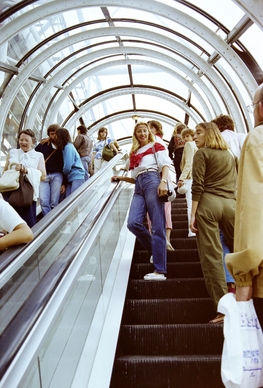 Franciaország, Párizs, Pompidou központ., 1983, Kanyó Béla, színes, alulnézet, mozgólépcső, Best of, Fortepan #268873