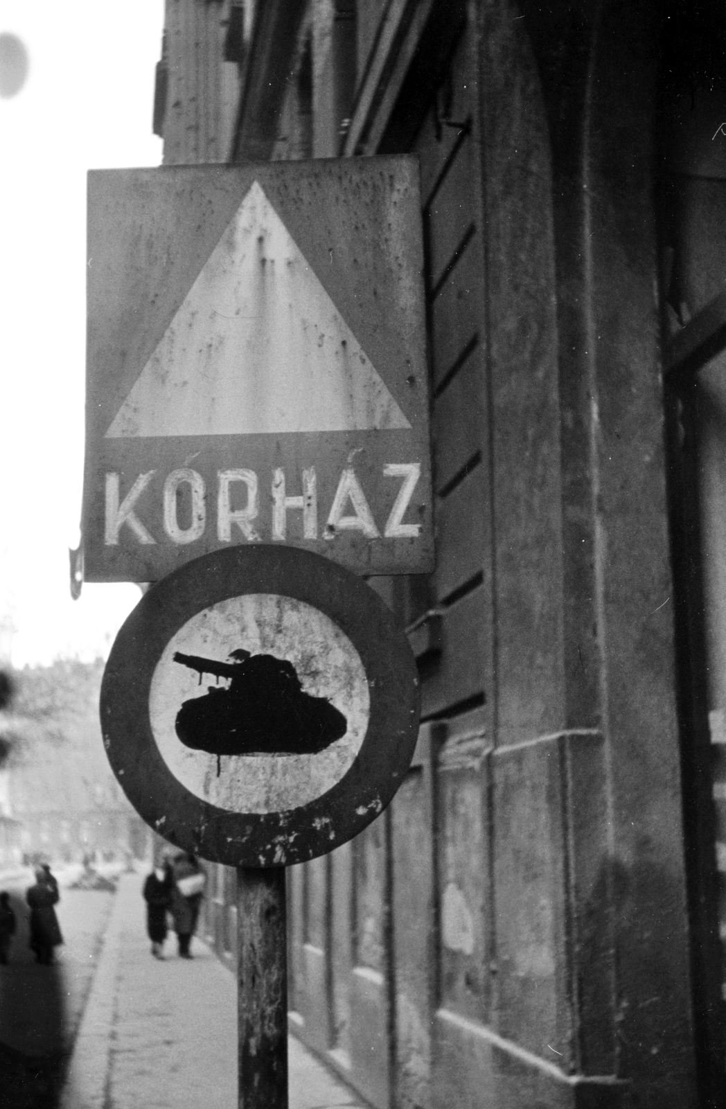 Hungary, Budapest VIII., Szentkirályi utca., 1956, Juricza Tibor, revolution, road signs, humour, Budapest, Fortepan #26889