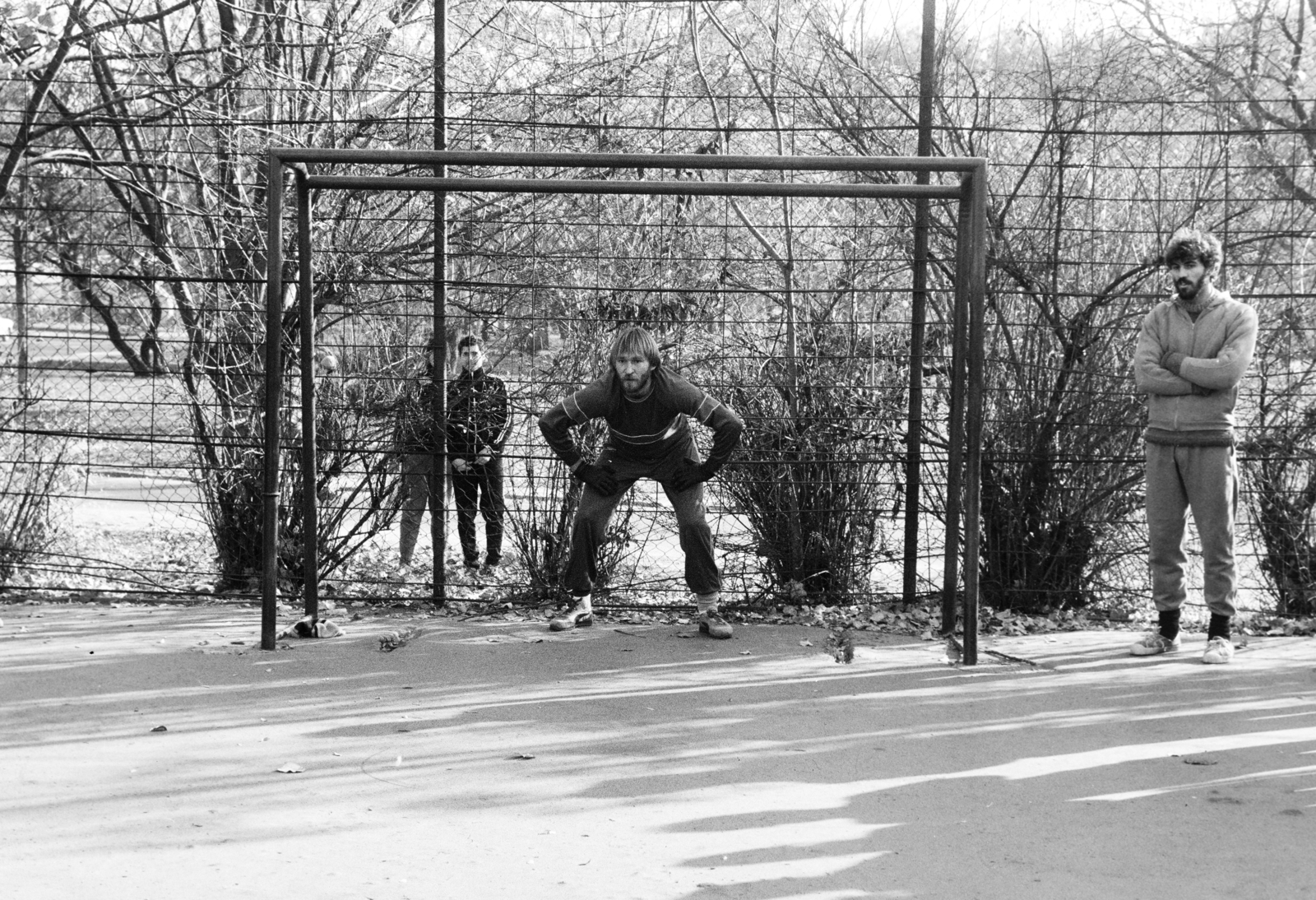 Hungary, Tabán, Budapest I., sportpálya (dühöngő) a Krisztina körút és a Kereszt utca sarkánál, a kapuban Cserhalmi György színművész., 1987, Kanyó Béla, Budapest, football, Fortepan #268896