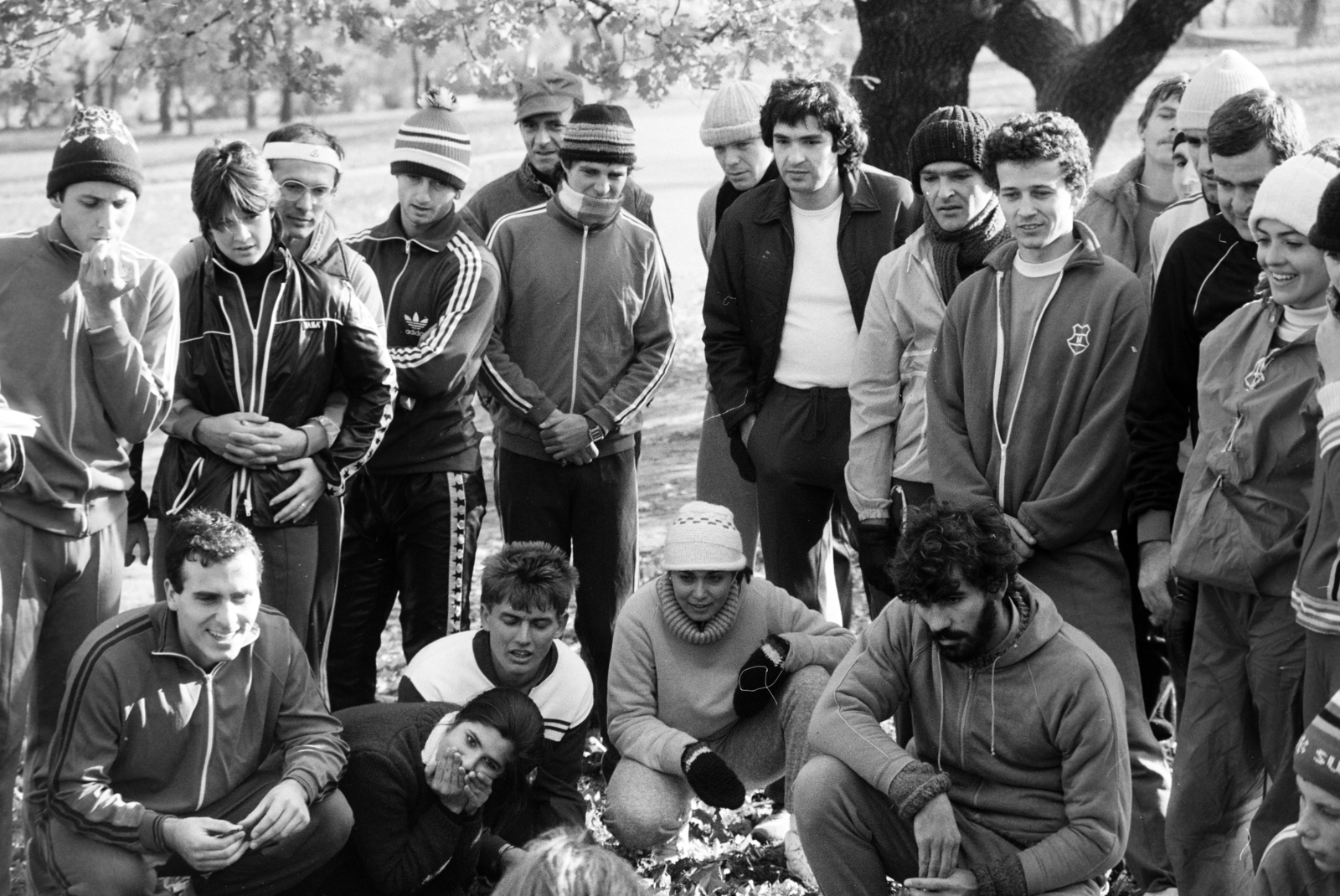 Hungary, Tabán, Budapest I., a felvétel a Krisztina körút és a Kereszt utca sarkánál lévő sportpálya (dühöngő) közelében készült. A fa előtt világos sapkával és fekete sállal Bubik István, előtte Csernák János, mellette Rubold Ödön, Bal József, fekete melegítőfelsőben Papp János, előtte Balogh Erika, középen guggol Rékasi Károly és Pápai Erika., 1987, Kanyó Béla, Budapest, actor, Fortepan #268898