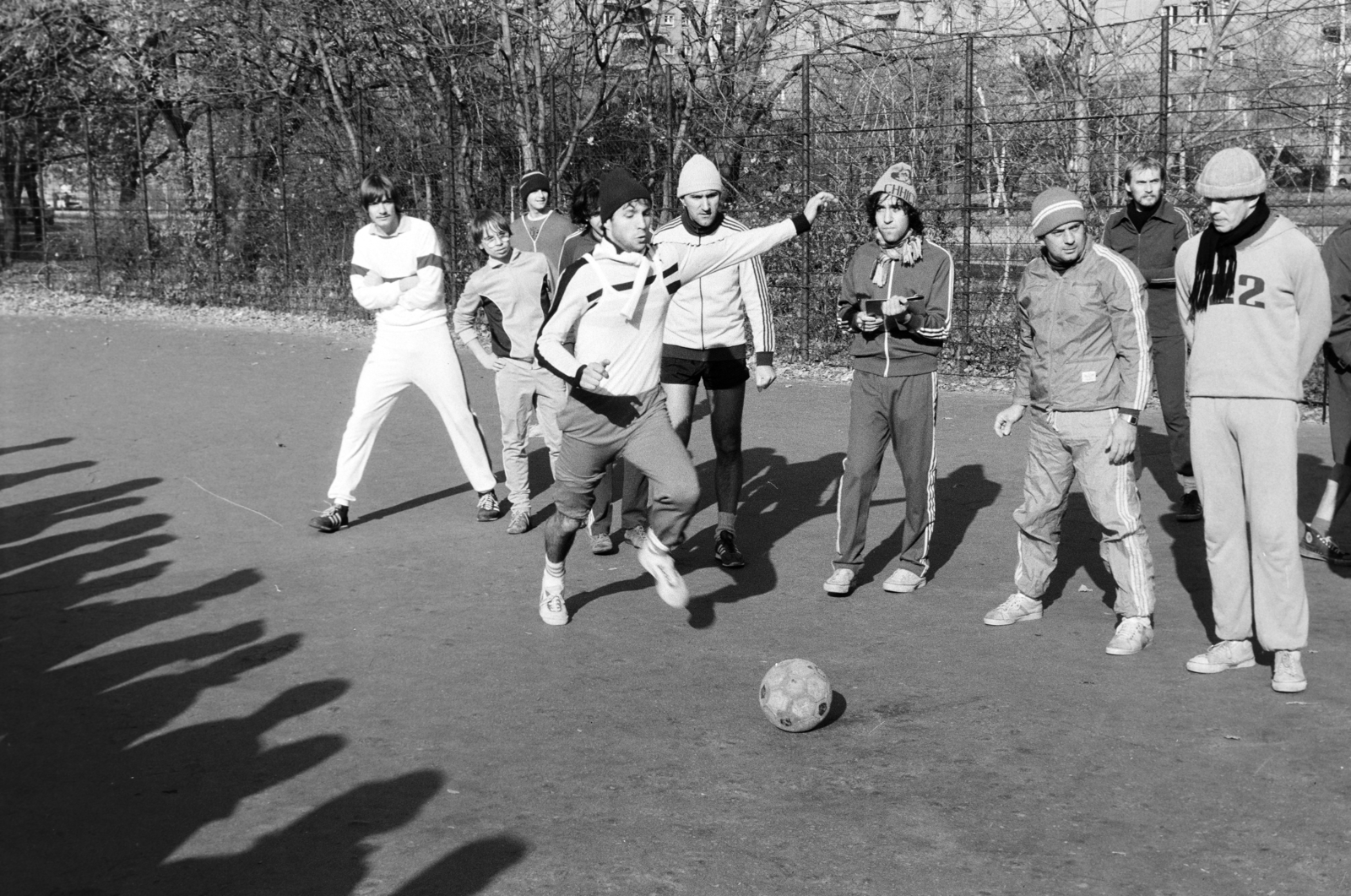 Hungary, Tabán, Budapest I., sportpálya (dühöngő) a Krisztina körút és a Kereszt utca sarkánál, jobb szélen Bubik István., 1987, Kanyó Béla, Budapest, actor, football, soccer ball, Fortepan #268899