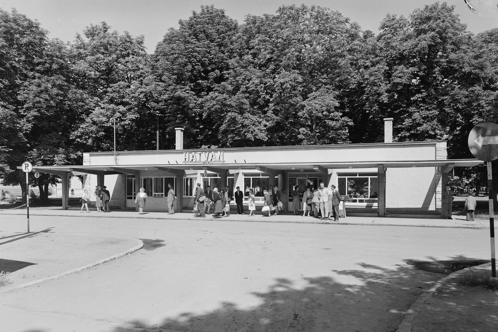 Hungary, Hatvan, autóbusz-állomás., 1960, UVATERV, MÁVAUT-organisation, place-name signs, bus stop, Fortepan #2689
