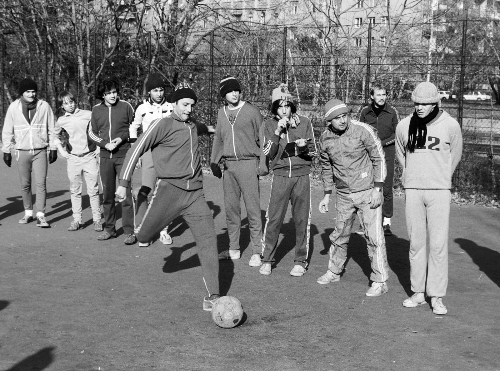 Hungary, Tabán, Budapest I., sportpálya (dühöngő) a Krisztina körút és a Kereszt utca sarkánál, jobb szélen Bubik István., 1987, Kanyó Béla, Budapest, actor, football, soccer ball, Fortepan #268900