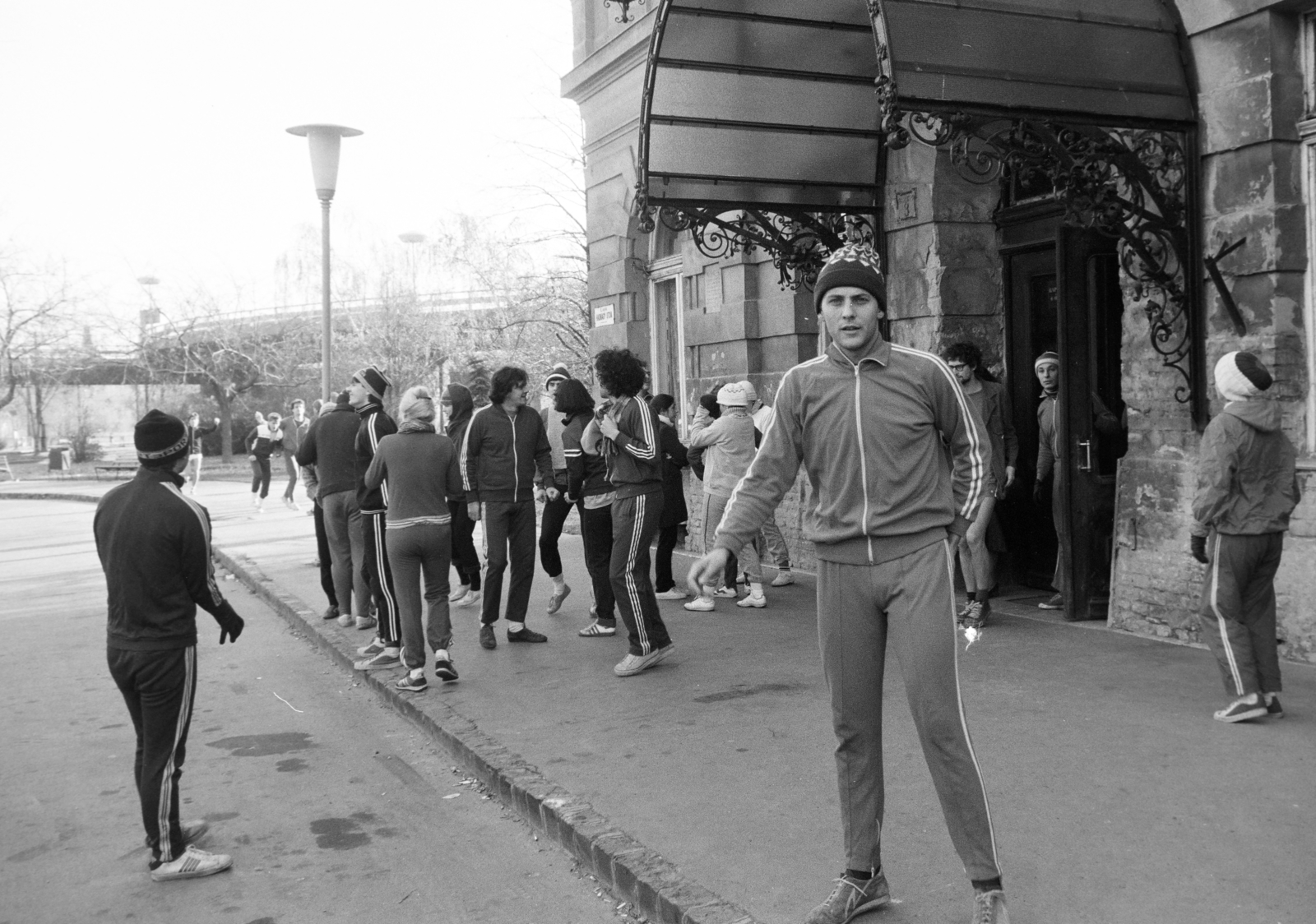 Hungary, Tabán, Budapest I., Hadnagy utca, a felvétel a Rác fürdő előtt készült, háttérben az Erzsébet híd lehajtója,, 1987, Kanyó Béla, Budapest, Fortepan #268904