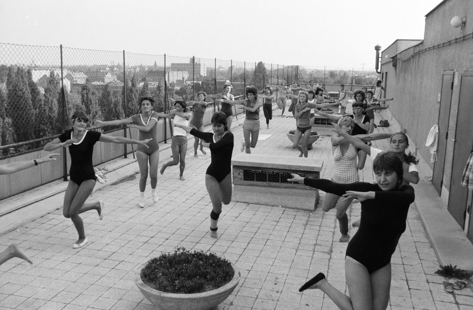 Magyarország, Budapest XIII., aerobik edzés a Lehel utca 61. szám alatti nővérszálló tetőteraszán., 1983, Kanyó Béla, Best of, Budapest, Fortepan #268909