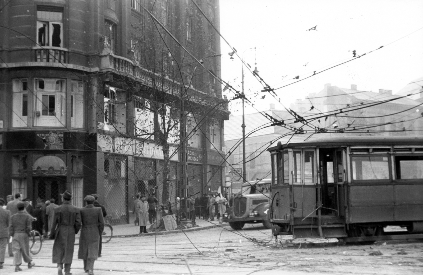 Magyarország, Budapest IX., Kálvin tér az Üllői útnál, háttérben a Ráday utca torkolata., 1956, Juricza Tibor, háborús kár, forradalom, teherautó, villamos, Budapest, Fortepan #26892