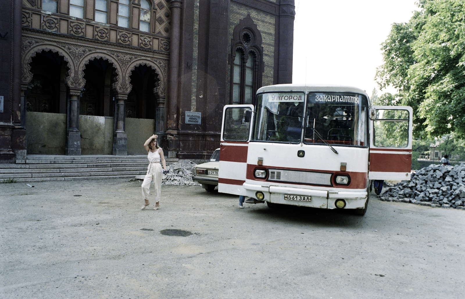 Ukrajna,Kárpátalja, Ungvár, Színház tér (plosa Teatralna) 10., a felvétel a Kárpátaljai Regionális Filharmónia, a korábbi zsinagóga előtt készült., 1983, Kanyó Béla, színes, autóbusz, rendszám, cirill írás, viszonylattábla, Fortepan #268927