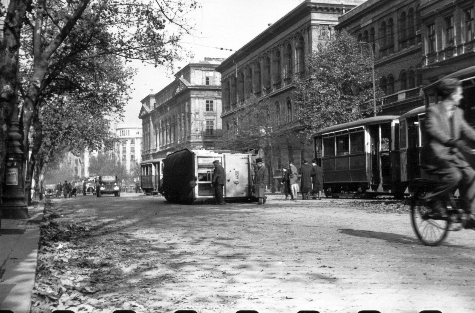 Hungary, Budapest VIII., Múzeum körút a Bródy Sándor utca felől az Astoria felé nézve., 1956, Juricza Tibor, revolution, commercial vehicle, tram, wreck, Budapest, Fortepan #26893