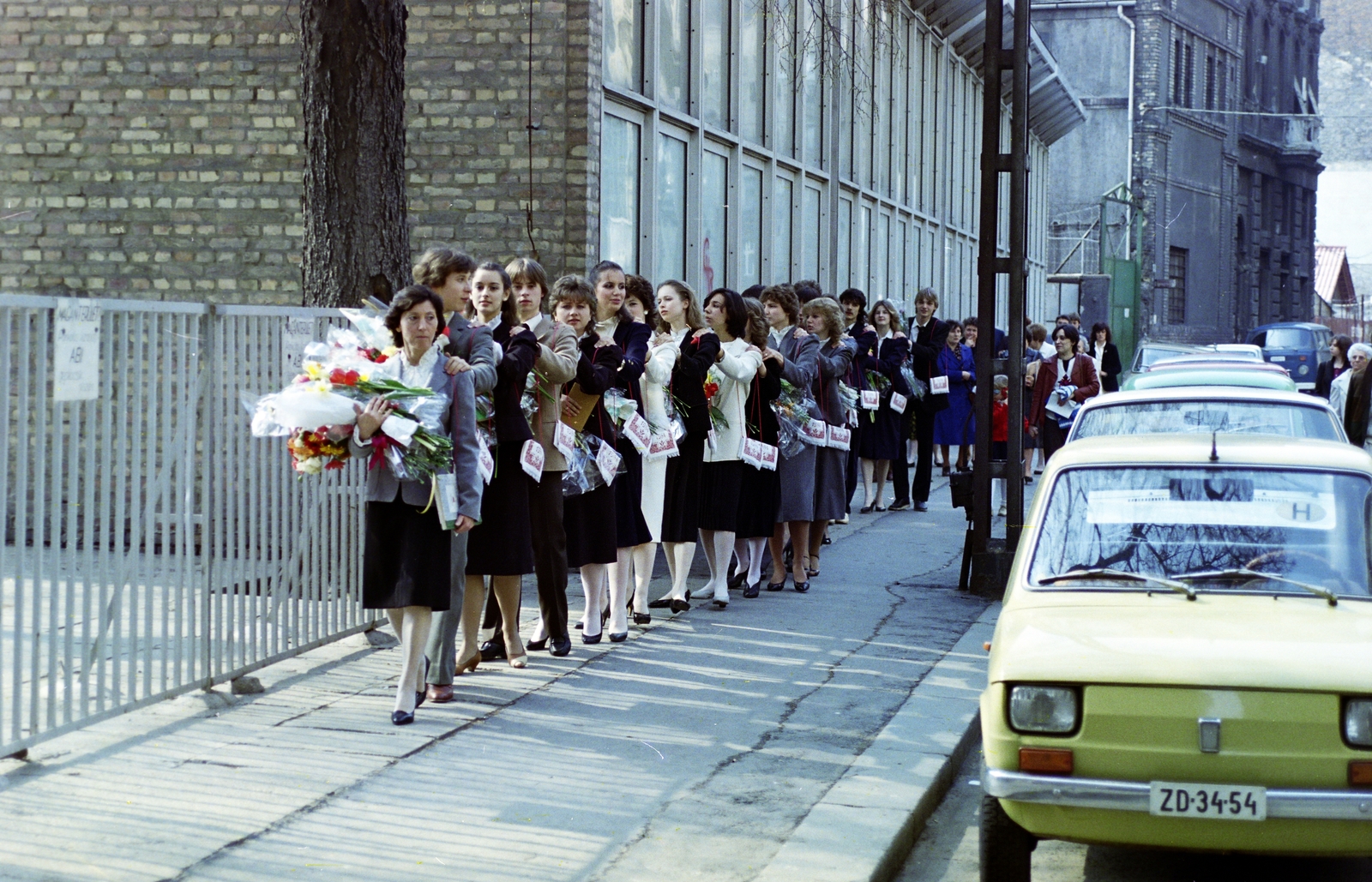 Hungary, Budapest VII., ballagók a Kazinczy utca 42-46. számú épület előtt, amely ekkor az Állami Balettintézetnek adott helyet., 1984, Kanyó Béla, number plate, graduation, Budapest, colorful, Fortepan #268935