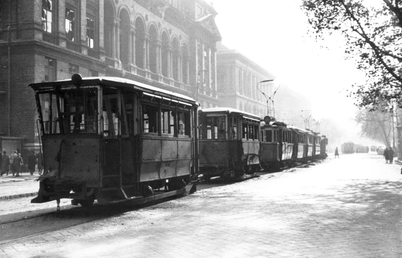 Hungary, Budapest VIII., Múzeum körút az Astoria felől nézve, az ELTE épületei., 1956, Juricza Tibor, revolution, tram, wreck, Budapest, Fortepan #26894