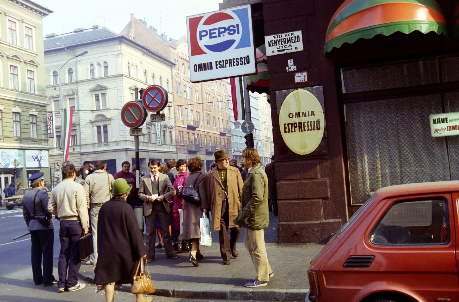 Magyarország, Budapest VIII., Rákóczi út - Kenyérmező utca sarok., 1983, Kanyó Béla, Pepsi-márka, neonreklám, eszpresszó, utcanévtábla, filmforgatás, rendőr, mozi, Budapest, Fortepan #268940