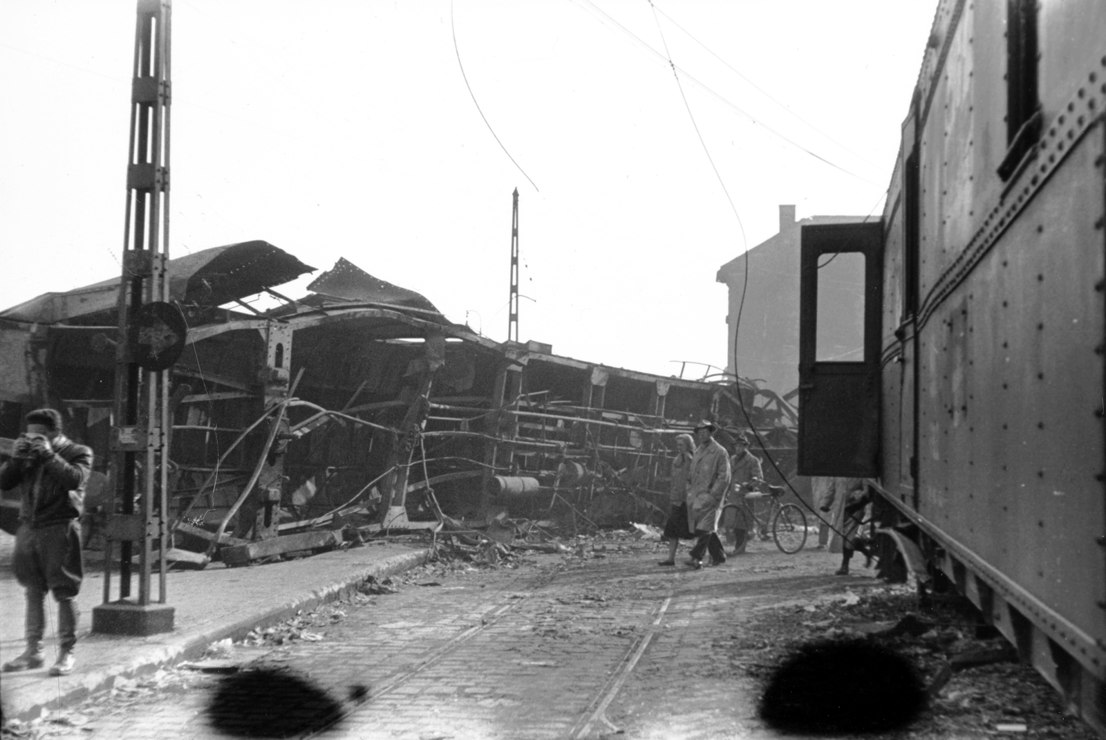 Magyarország, Budapest XII.,Budapest I., Alkotás utca, a Déli pályaudvarról kitolt, az 1956-os forradalom alatt barikádnak használt vasúti kocsik., 1956, Juricza Tibor, vasút, forradalom, járműroncs, vagon, Budapest, Fortepan #26895