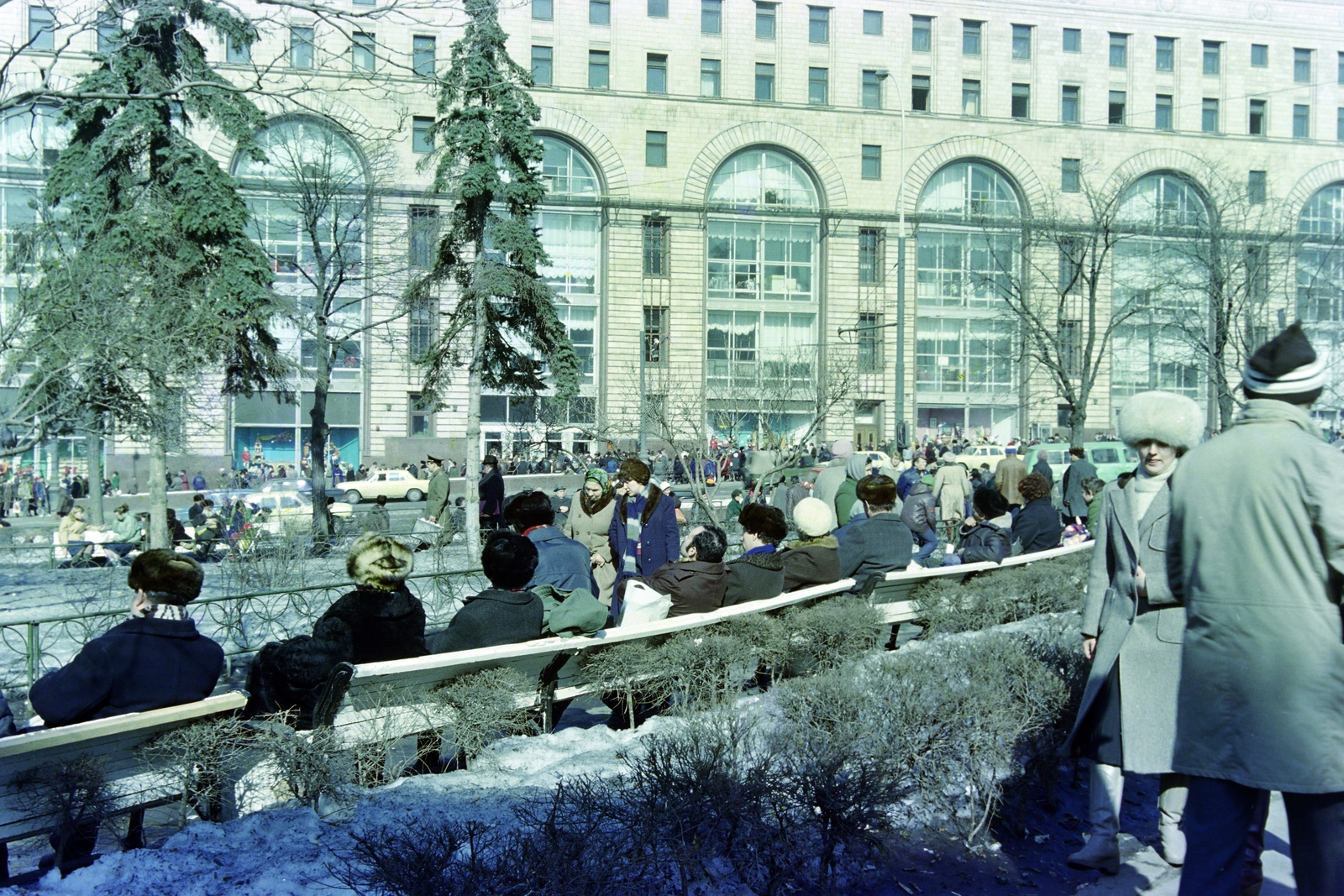 Oroszország, Moszkva, Tyeatralnij projezd (Proszpekta Marksza) a Központi Gyermek Áruház., 1982, Kanyó Béla, színes, pihenőhely, Fortepan #268950